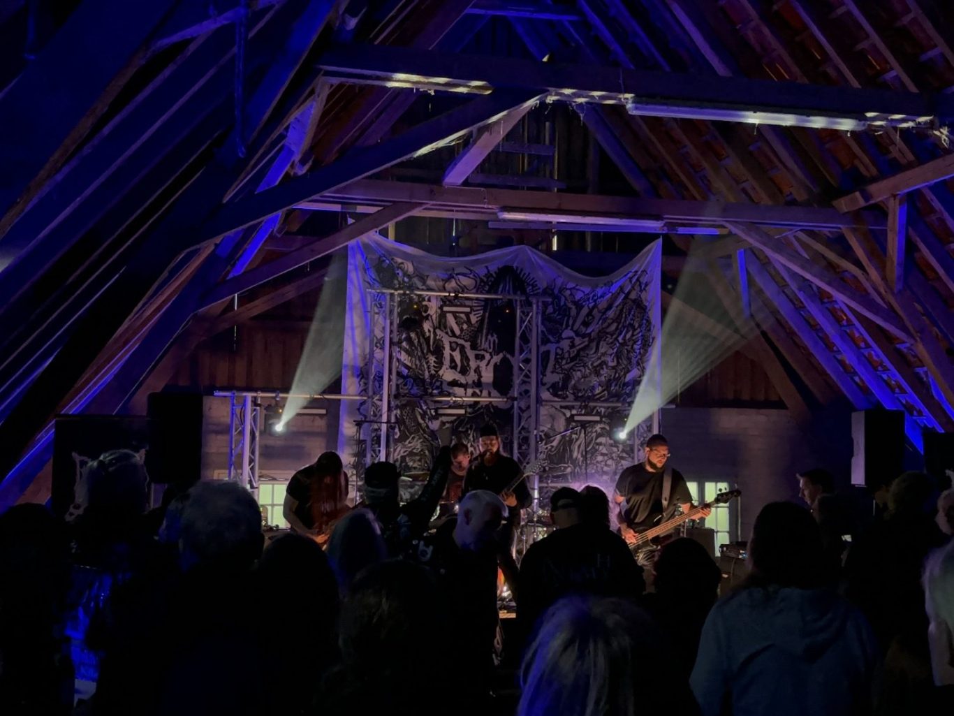 Inhaber der Firma LH-Events Leon Holz Junger Mann mit kurzem, blondem Haar, lächelt vor einem neutralen Hintergrund.